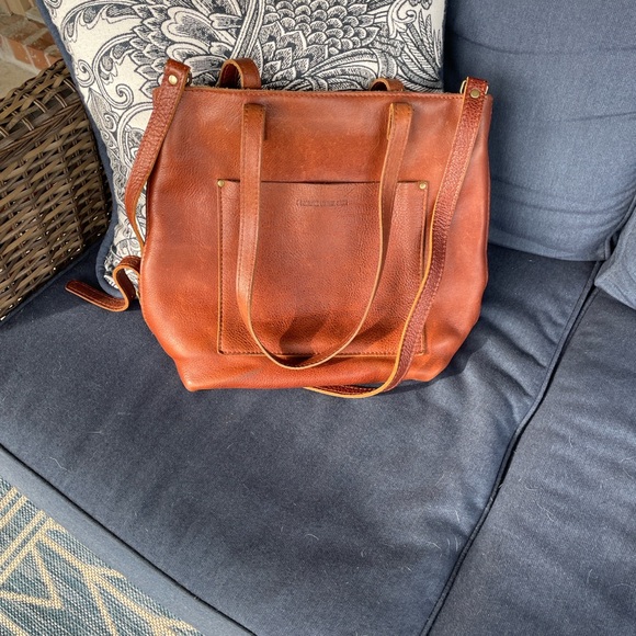 Portland Leather Crossbody Tote Medium - Picture 4 of 11
